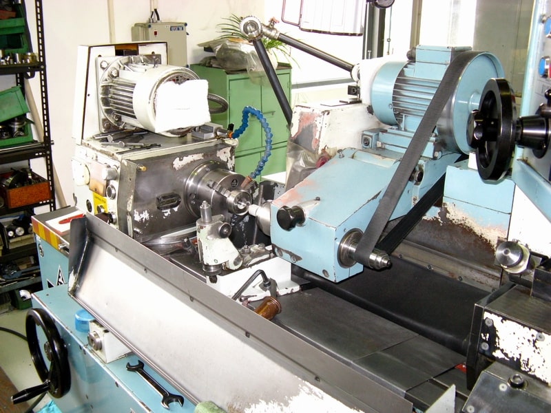 Round-surface grinding machine