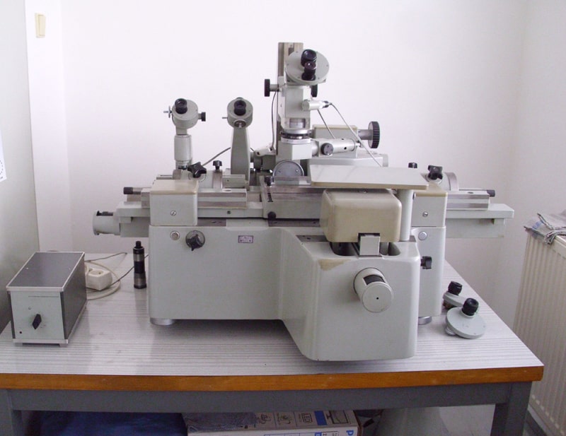 Universal measuring microscope